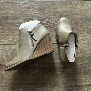 NEW women’s leather wedges